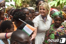 코트디부아르 코코아 농장서 악수세례 받는 이방카