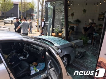 사고 충격으로 인해 승용차 카페로 돌진…4명 부상