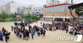 지진 대피한 강릉 중앙초등학교