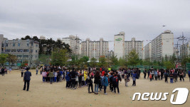 지진발생에 운동장으로 대피한 학생들