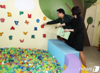 아동시설 살펴보는 황교안 대표