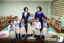 김정숙 여사, 우즈벡 영부인과 369유치원·아리랑요양원 방문