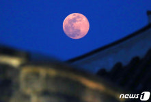 성곽 위로 모습 드러낸 핑크문