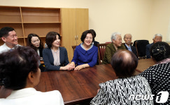 고려인 독거노인들 만난 김정숙 여사