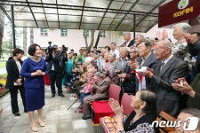 우즈벡 아리랑 요양원 찾은 김정숙 여사