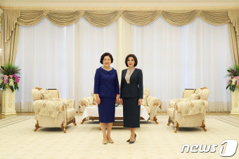 김정숙 여사 '우즈벡 영부인과 함께'