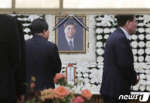 고 김홍일 전 의원 빈소... 차분한 분위기 속 추모 발길
