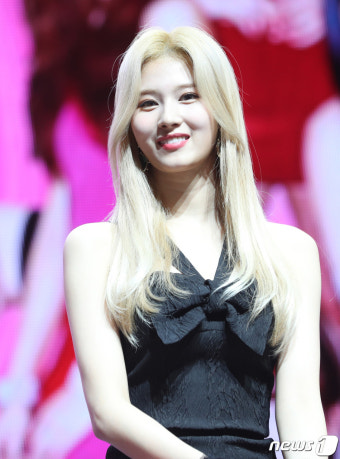 트와이스 사나, 눈부신 금발 여신