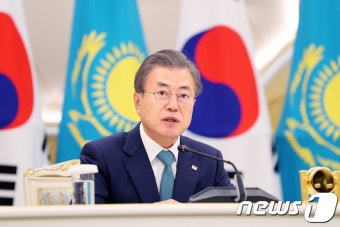 카자흐스탄 대통령과 공동기자회견 갖는 문재인 대통령