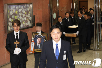 '故 김홍일 전 의원 발인 엄수'
