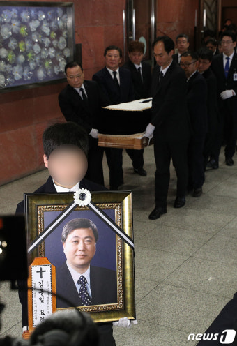 엄수되는 故 김홍일 전 의원 발인