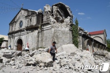필리핀 지진…돌무더기로 변한 교회 종탑