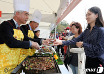 한우 숯불구이 축제 개막