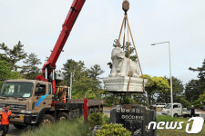 제주 4·3학살터에 세워진 해태제과 홍보상 50년만에 이전