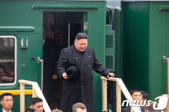 北-러 접경 하산역서 전용열차 내리는 김정은