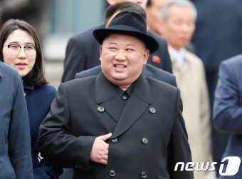 김정은, 1시간여 늦게 회담장 도착…푸틴이 영접(상보)
