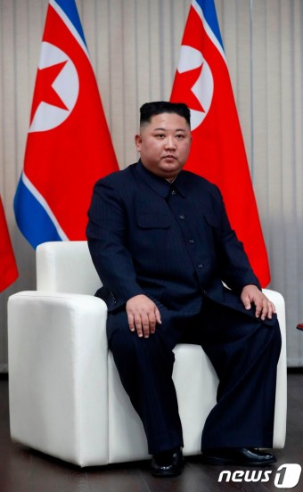 푸틴 만나며 경직된 김정은의 표정