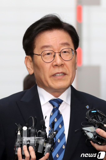 취재진 질문에 답변하는 이재명 지사