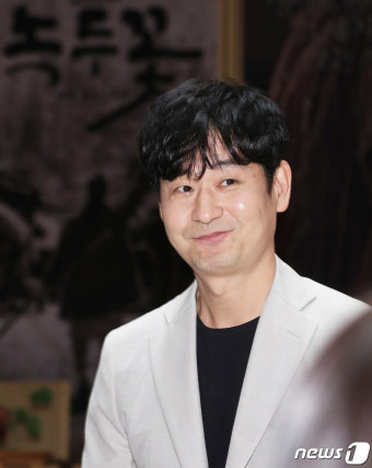 박혁권, 옅은 미소