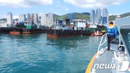 부산 북항 유조선서 기름 170리터 유출…해경, 긴급 방제