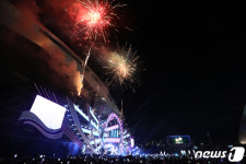 폭죽 터지는 광주 슈퍼콘서트