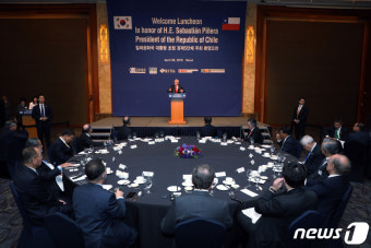 한국 경제인 앞에서 기조연설하는 피녜라 대통령
