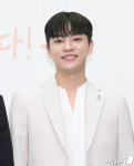 이우, 아이돌 출신 발라드 가수
