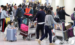 입국 관광객들로 북적이는 제주공항 국제선 대합실