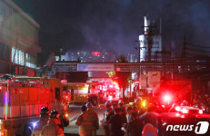 군포 페인트 공장 화재 초기 진압 완료