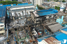 검게 그을린 군포 페인트 공장