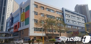 걱정 컸던 단재초 개교 무사히…등교 첫날 북적북적