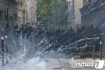 폭력 양상 짙었던 유럽 노동절 시위…시위대·경찰 격한 충돌