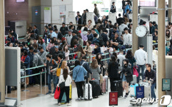 황금연휴 앞두고 붐비는 인천공항