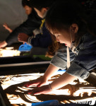 '모래로 그림 그려요'