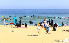 어린이날 죽도해변 찾은 서퍼들