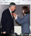 이중근 대한노인회장에게 카네이션 달는 나경원 원내대표