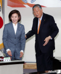 이중근 회장 안내 받는 나경원 원내대표