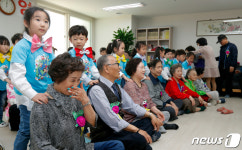 어르신 안마 해드리는 어린이집 원생들