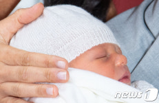 英 로열베이비 아치 해리슨 마운트배튼 윈저로 명명