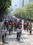 청계천로 달리는 자전거 퍼레이드 참석자들