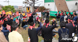 구호외치는 한국당 원내대표단과 산불 이재민