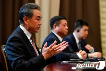 푸틴 만난 中 왕이 “시진핑 6월초 러 국빈방문”