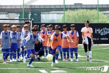 안양천변 체육시설에서 즐기는 풋살