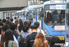 밤샘 협상 끝내고 정상 운행하는 서울 버스