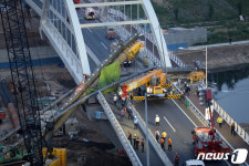 안양교 위로 쓰러진 대형 건설 장비