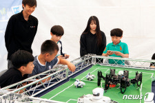 로봇 체험하는 고성 인흥초등학교 학생들
