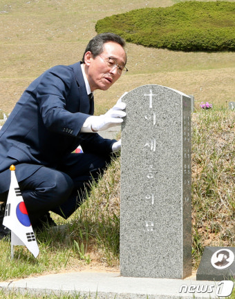 5·18 첫 희생자 이세종 열사 묘비 찾은 송하진 전북지사