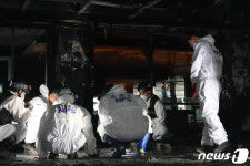 방화로 새카맣게 타버린 호텔