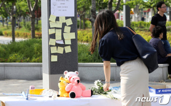 송도 교통사고 추모 헌화하는 시민