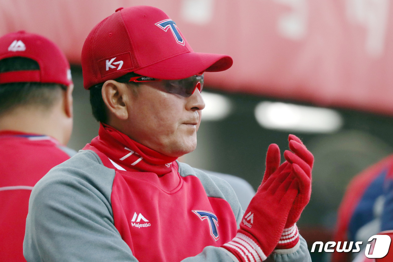 이승엽 감독, 프로야구 팀 두산 베어스서 자진 사퇴 결정【80자】